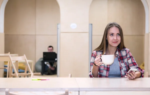 College campus kitchenette gebied en jonge dame drinken thee — Stockfoto