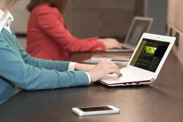 Armas y Hombros de Mujeres Jóvenes Trabajando en Computadoras — Foto de Stock