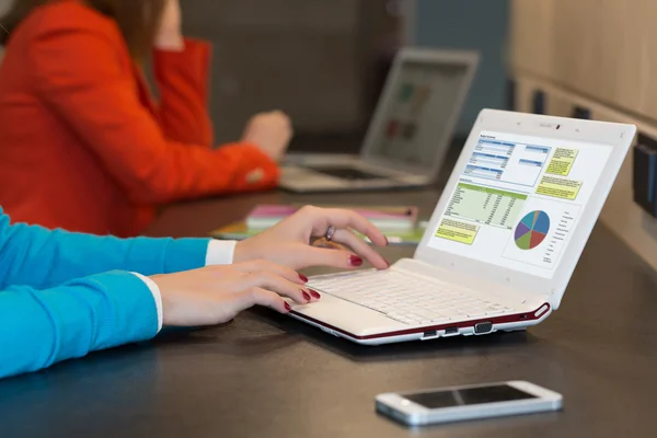 Braccia e spalle delle giovani donne che lavorano sui computer — Foto Stock