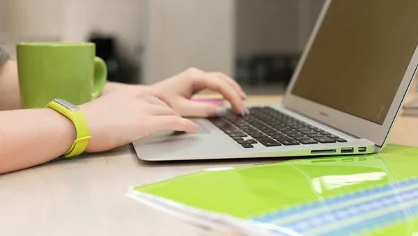 Молода жінка працює на ноутбуці крупним планом Переглянути — стокове фото