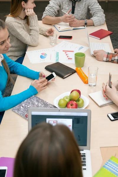 Groepsdiscussie Business aan tafel verticale over hoofd weergave — Stockfoto