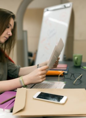 Kadın avukat iş öğeleri ile sözleşme okuma