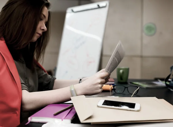 Avvocato donna che legge il contratto con gli oggetti di affari intorno — Foto Stock