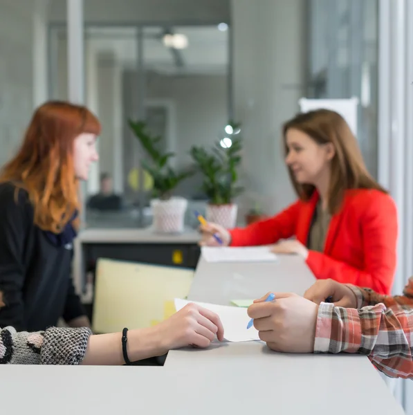 Recepce na Office Building návštěvníků mluvit, sekretářky — Stock fotografie