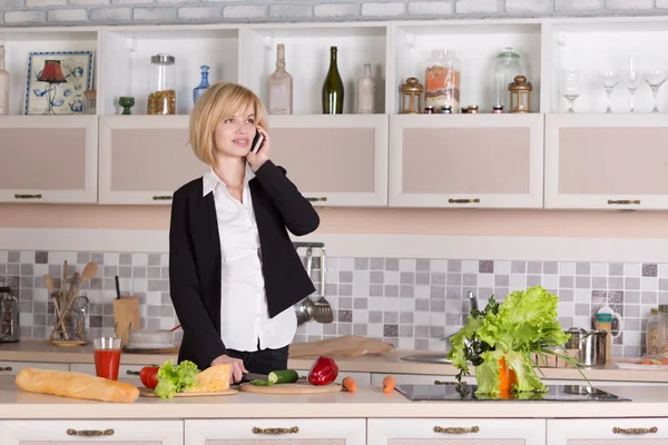 Biznes dama gotowania żywności i rozmowy na telefon — Zdjęcie stockowe
