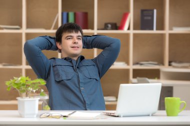 Mutlu genç adam zevk iyi iş bitmiş 