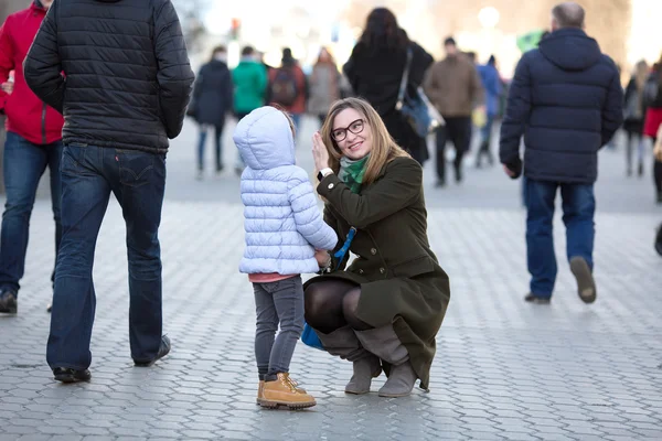 Mor och dotter går på City Street bland publiken — Stockfoto