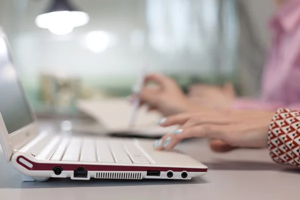 Komputer Latar Belakang Kantor Modern dan Tangan Perempuan menyentuh Keyboard — Stok Foto