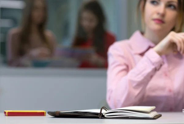 Ung kvinnlig praktikant arbetar på bärbar dator i Office inre — Stockfoto