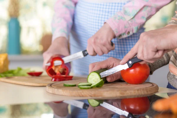 Family cooking Salad together — Stock Photo, Image