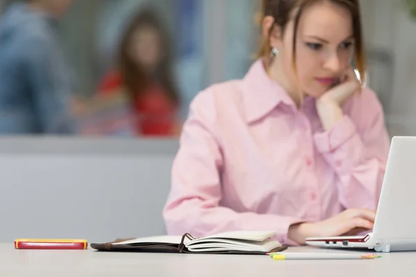 Schattig vrouwelijke ondernemer denken en op zoek naar Computer — Stockfoto