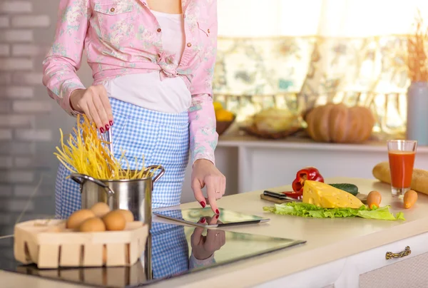 Rąk i ciała kobieta gotowania makaronu czytając przepis — Zdjęcie stockowe