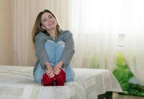 Donna felice in stile Jeans Abbigliamento seduta sul divano — Foto Stock