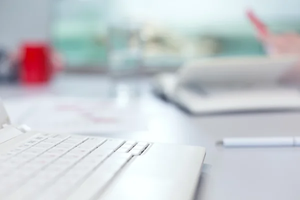 Office Life Concept - Computer di vetro di acqua e cancelleria — Foto Stock