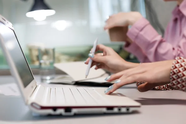 Modern Office Background Computador e mãos femininas tocando teclado — Fotografia de Stock