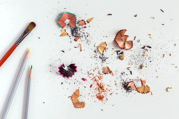 Kreativität Konzept Bild von Pinsel Farbstifte und Hackschnitzel Stockfoto
