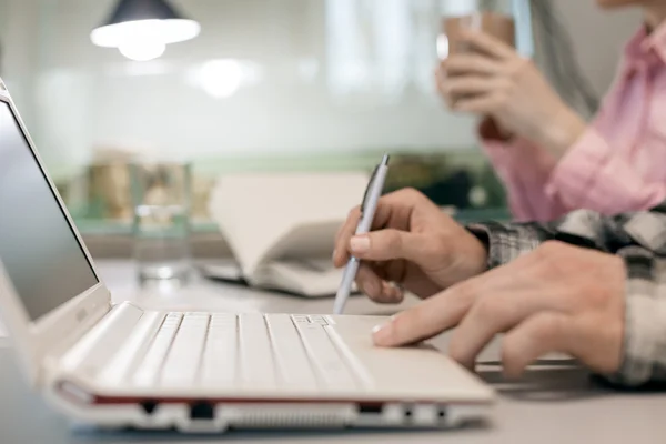 Modern Office Background Computador e mãos masculinas tocando teclado — Fotografia de Stock