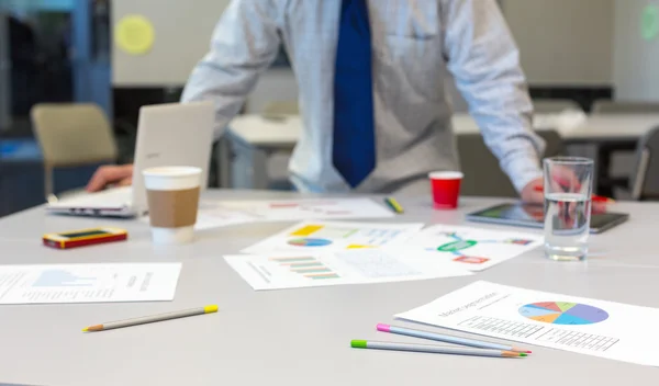 Grauer Bürotisch mit Papierkarten und Schreibwaren — Stockfoto