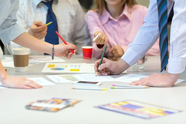 Conceito de Negócio de Trabalho em Equipe - Pessoas discutindo Dados de Apresentação — Fotografia de Stock