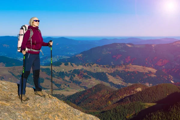 Turista na vysoké skále a Mountain View s podzimní Les — Stock fotografie