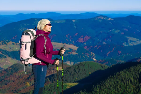 Wandelaar verblijf op hoge rots en uitzicht op de bergen met herfst Forest — Stockfoto
