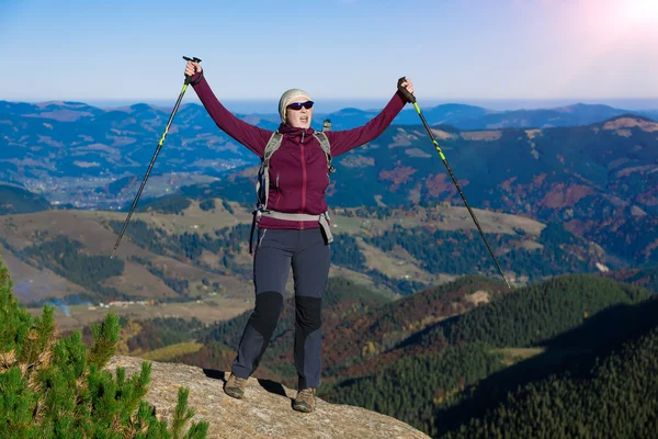 Счастливый турист с триумфальными руками, поднятыми в горах — стоковое фото