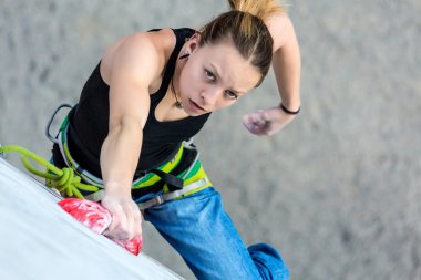 Dikey tırmanma duvarına kadar hareketli güzel kadın dağcı