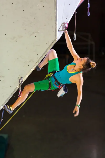 Ładna kobieta lekkoatletka, wiszące na ścianie wspinaczkowej — Zdjęcie stockowe