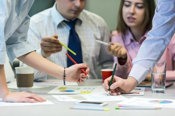 Team Job Business-Konzept - Menschen diskutieren Präsentationsdaten — Stockfoto