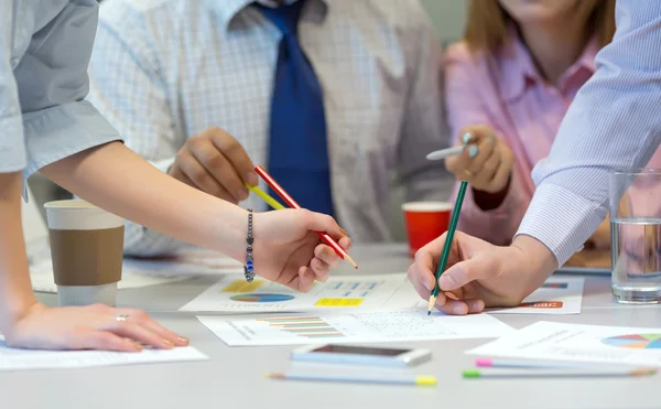 Zakelijk Team netwerken - office tabel met grafieken en mensen handen — Stockfoto