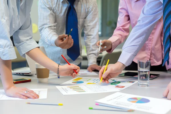 Business Team networking - Mesa de oficina con gráficos y manos de personas —  Fotos de Stock