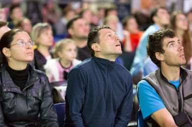 Kaya tırmanma yarışmaları izleyen seyirci