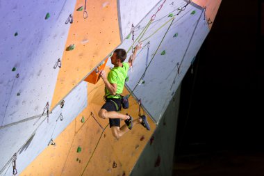 Tırmanma duvarında asılı dağcı