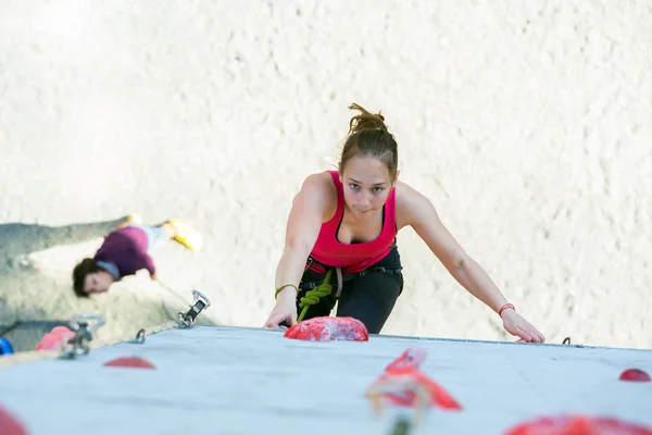 Júnior atleta femenina en la escalada de pared y árbitro de amarre —  Fotos de Stock