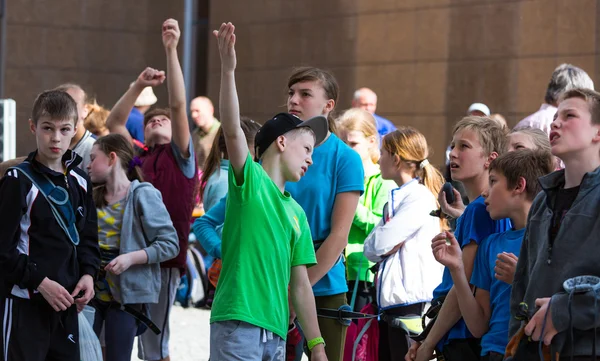 Tırmanma rotasını tartışan genç Atletler grubu