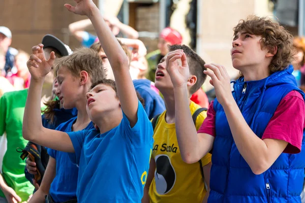 Tırmanma rotasını tartışan genç Atletler grubu