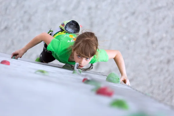 Kind an Kletterwand schaut auf — Stockfoto