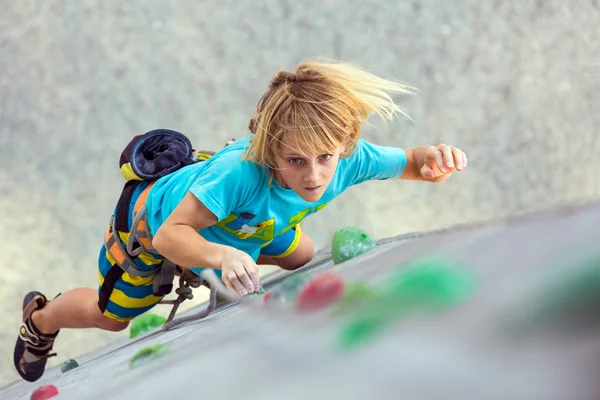 Kind op klimmen muur omhoog verplaatsen — Stockfoto