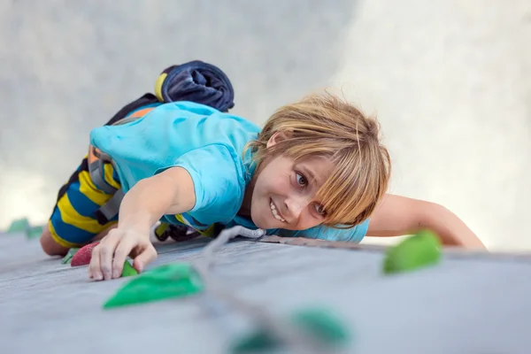 Child on climbing Wall moving up — Stock Photo, Image