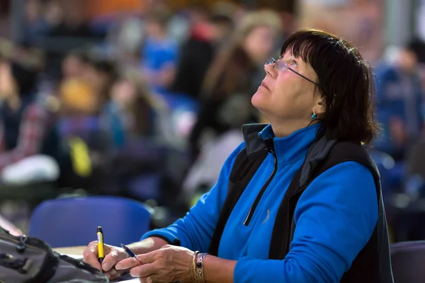 Femme mûre arbitre sur les compétitions d'escalade — Photo