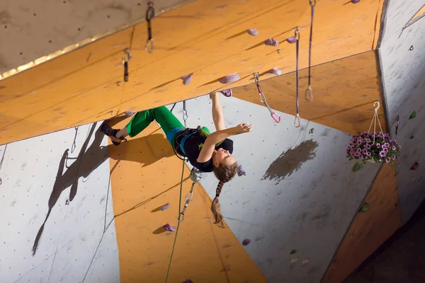 Klimmer probeert te bereiken een greep op klimmen muur — Stockfoto