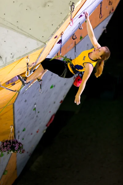 Climber hanging on Climbing Wall — Stock Photo, Image