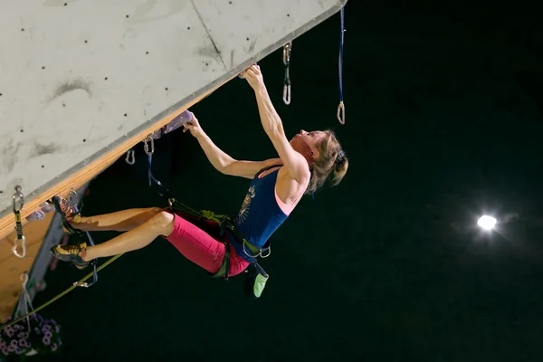 Klättrare hängande på klättring vägg — Stockfoto