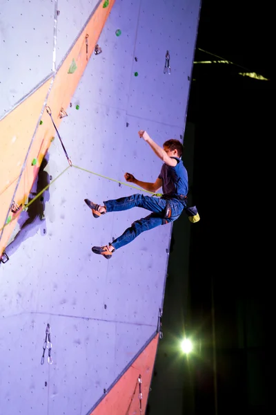 Homem alpinista voando depois de tentativa falhada derramamento de parede de escalada — Fotografia de Stock