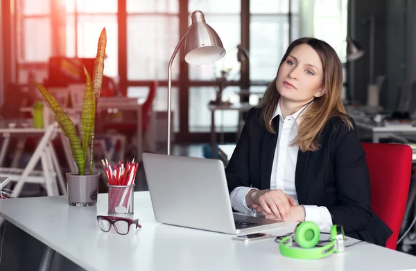 Pensando Business Lady em roupas oficiais sentado na mesa do escritório — Fotografia de Stock