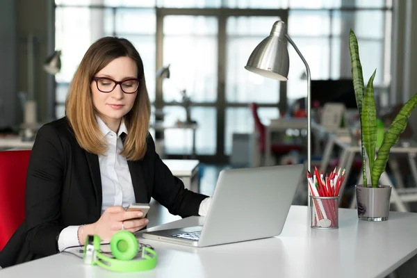 Smiling Business Lady using Telephone and Computer — Stock Photo, Image