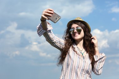 Cep telefonu kamerasında kendi portresini çeken kız