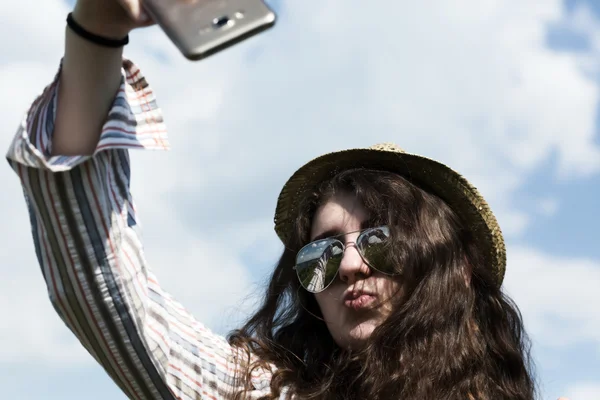 Chica tomando foto autorretrato en la cámara del teléfono móvil —  Fotos de Stock