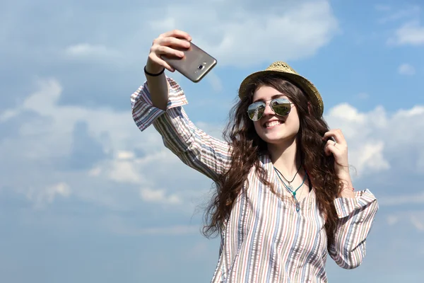 Chica tomando foto autorretrato en la cámara del teléfono móvil —  Fotos de Stock