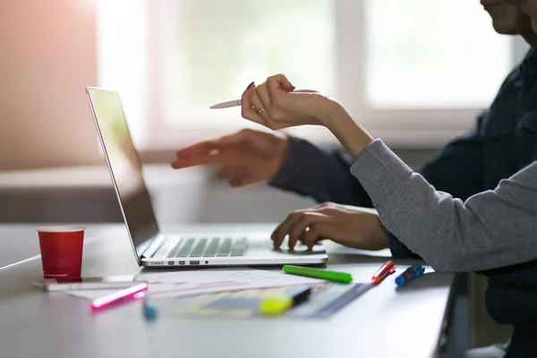 Uomo e donna discutono il progetto Start Up che punta sul computer — Foto Stock